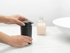 Brabantia Zeeppomp 250ml Dark Grey -Brabantia ReNew Soap Dispenser Dark Grey 8710755280245 Brabantia 300dpi 5216x3912px 6 NR 20039