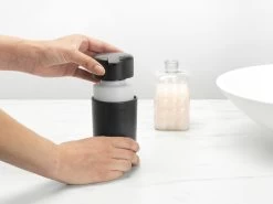 Brabantia Zeeppomp 250ml Dark Grey -Brabantia ReNew Soap Dispenser Dark Grey 8710755280245 Brabantia 300dpi 5216x3912px 6 NR 20040