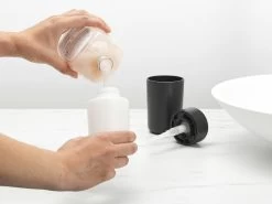 Brabantia Zeeppomp 250ml Dark Grey -Brabantia ReNew Soap Dispenser Dark Grey 8710755280245 Brabantia 300dpi 5375x4032px 6 NR 20041
