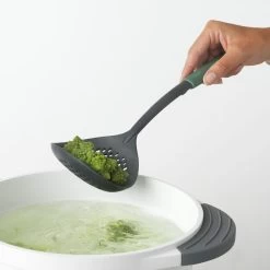 Brabantia Tasty+ Schuimspaan Plus Lepel Fir Green 10 Brabantia Tasty+ Schuimspaan Plus Lepel Fir Green -Brabantia Skimmer plus Ladle TASTY Fir Green 8710755122767 Brabantia 300dpi 5198x5198px 6 NR 15292
