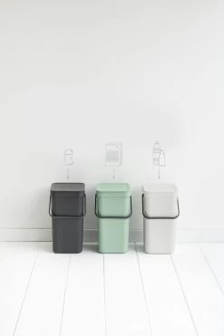 Brabantia Sort & Go Afvalemmer 12L Jade Green 18 Brabantia Sort & Go Afvalemmer 12L Jade Green -Brabantia Sort Go Waste Bin 12L Jade Green 8710755211829 Brabantia 300dpi 3840x5760px 6 NR 25764