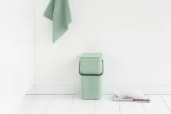 Brabantia Sort & Go Afvalemmer 12L Jade Green 17 Brabantia Sort & Go Afvalemmer 12L Jade Green -Brabantia Sort Go Waste Bin 12L Jade Green 8710755211829 Brabantia 300dpi 5760x3840px 6 NR 25760