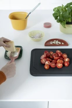 Brabantia Tasty+ Rasp Grof Met Beschermhoes -Brabantia Tasty Coarse Grater plus Cover Terracotta Pink 8710755120985 Brabantia 300dpi 4480x6720px 6 NR 15147