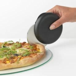 Brabantia Tasty+ Pizzames Plus Mesbeschermer Dark Grey -Brabantia Tasty Pizza Cutter plus Blade Guard Dark Grey 8710755123009 Brabantia 300dpi 4099x4099px 6 NR 15360